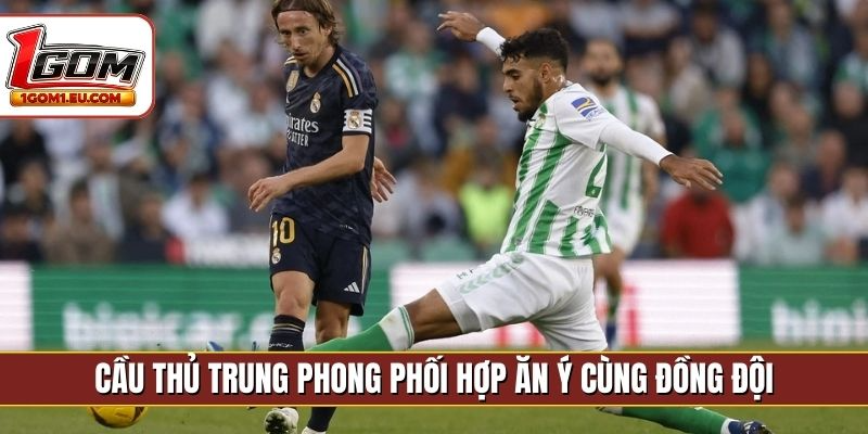 Cầu thủ trung phong phối hợp ăn ý cùng đồng đội